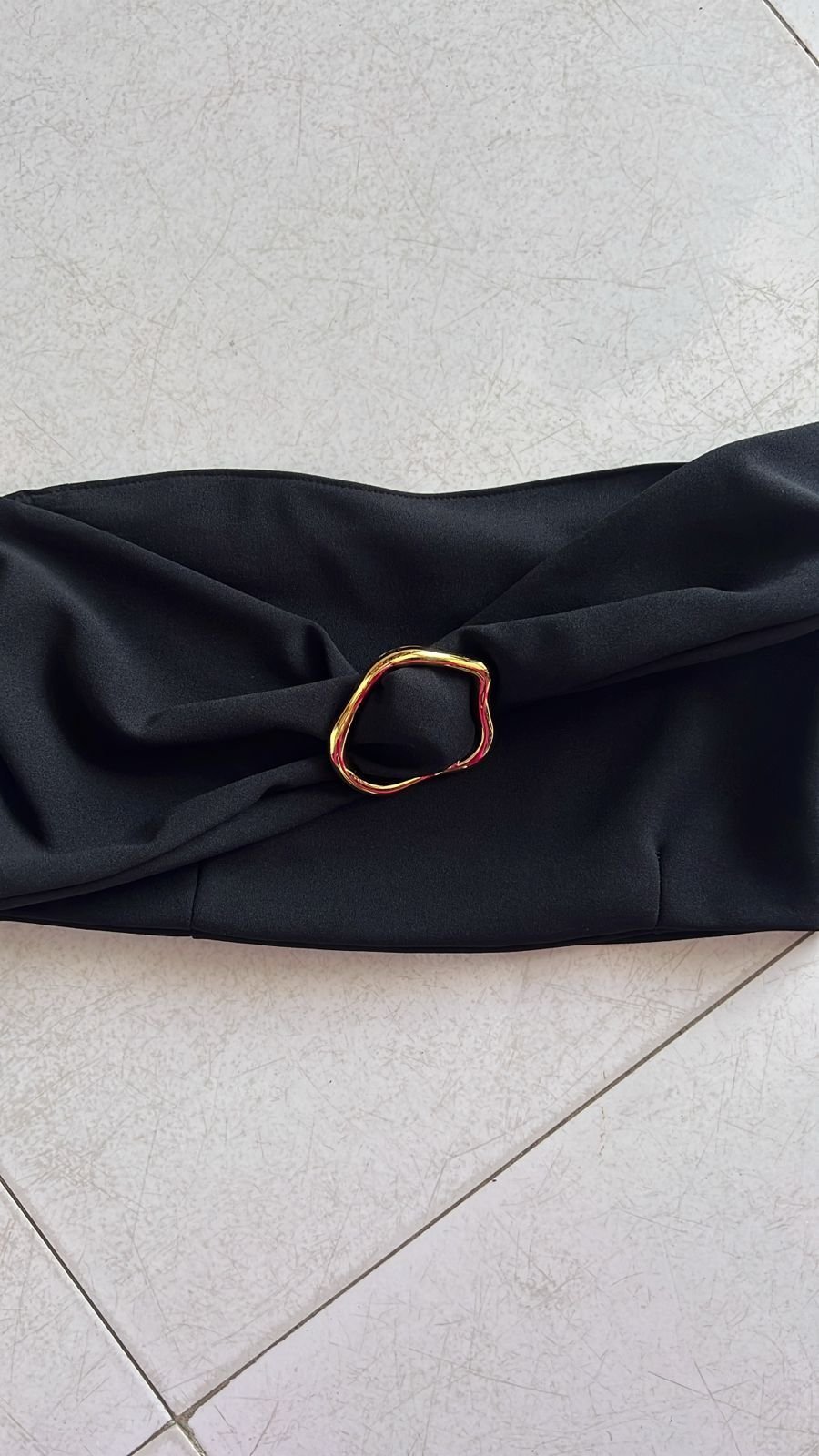 Cropped Preto com Fivela Dourada