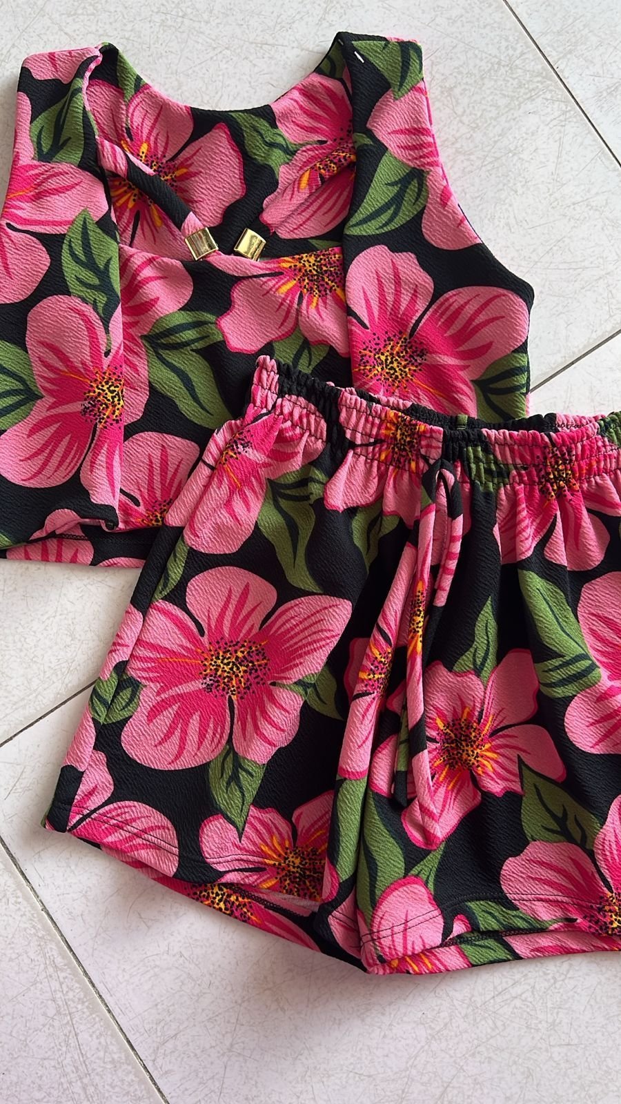 Conjunto Estampado Floral com Shorts e Blusa