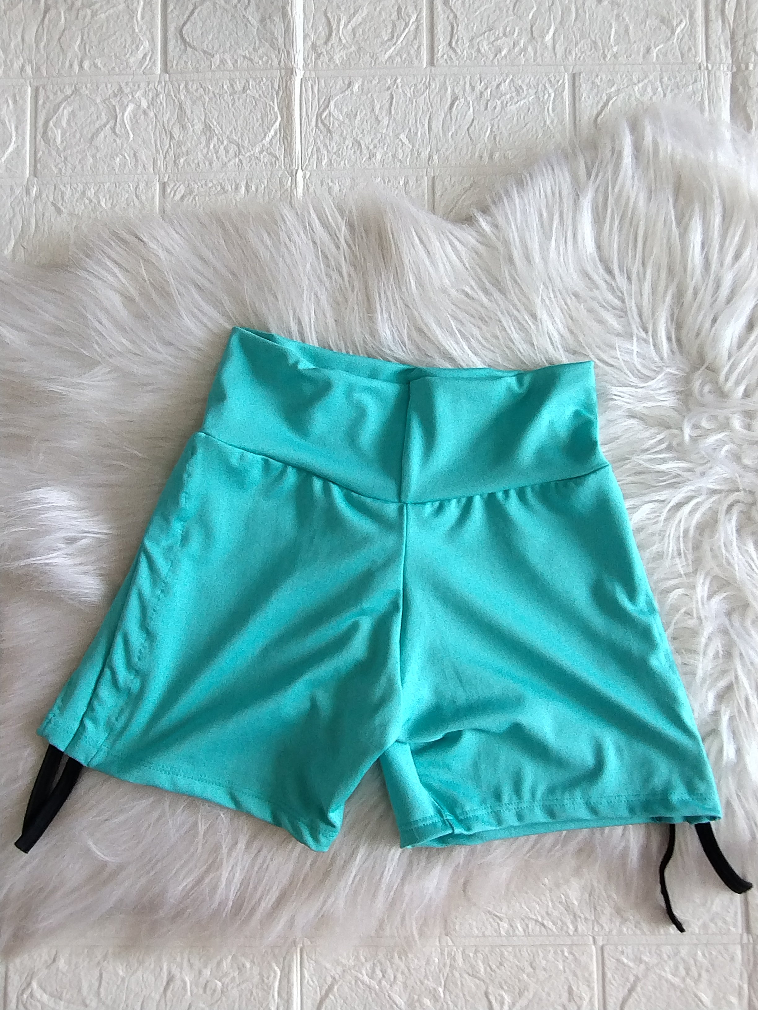 Short empina bumbum