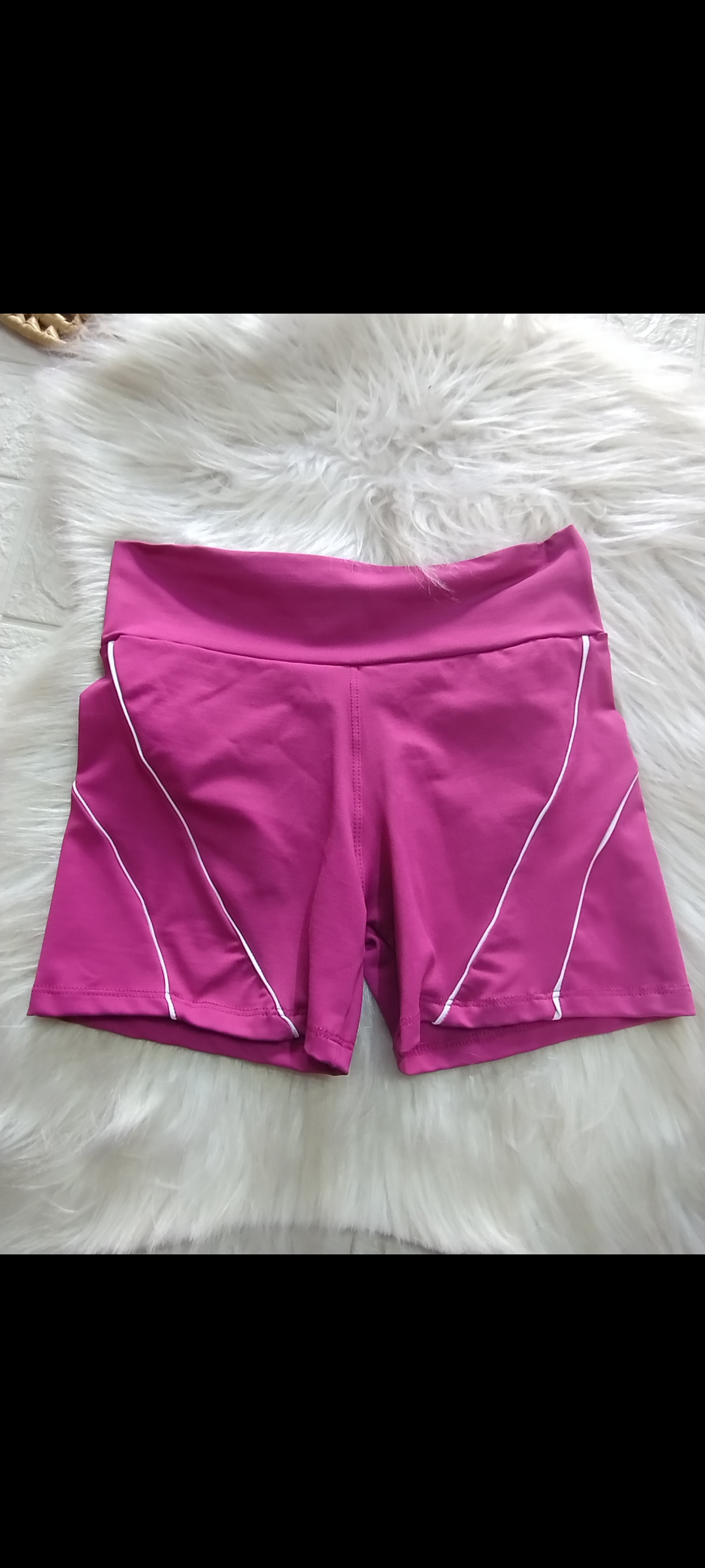 Short de Academia Rosa com Detalhes Brancos
