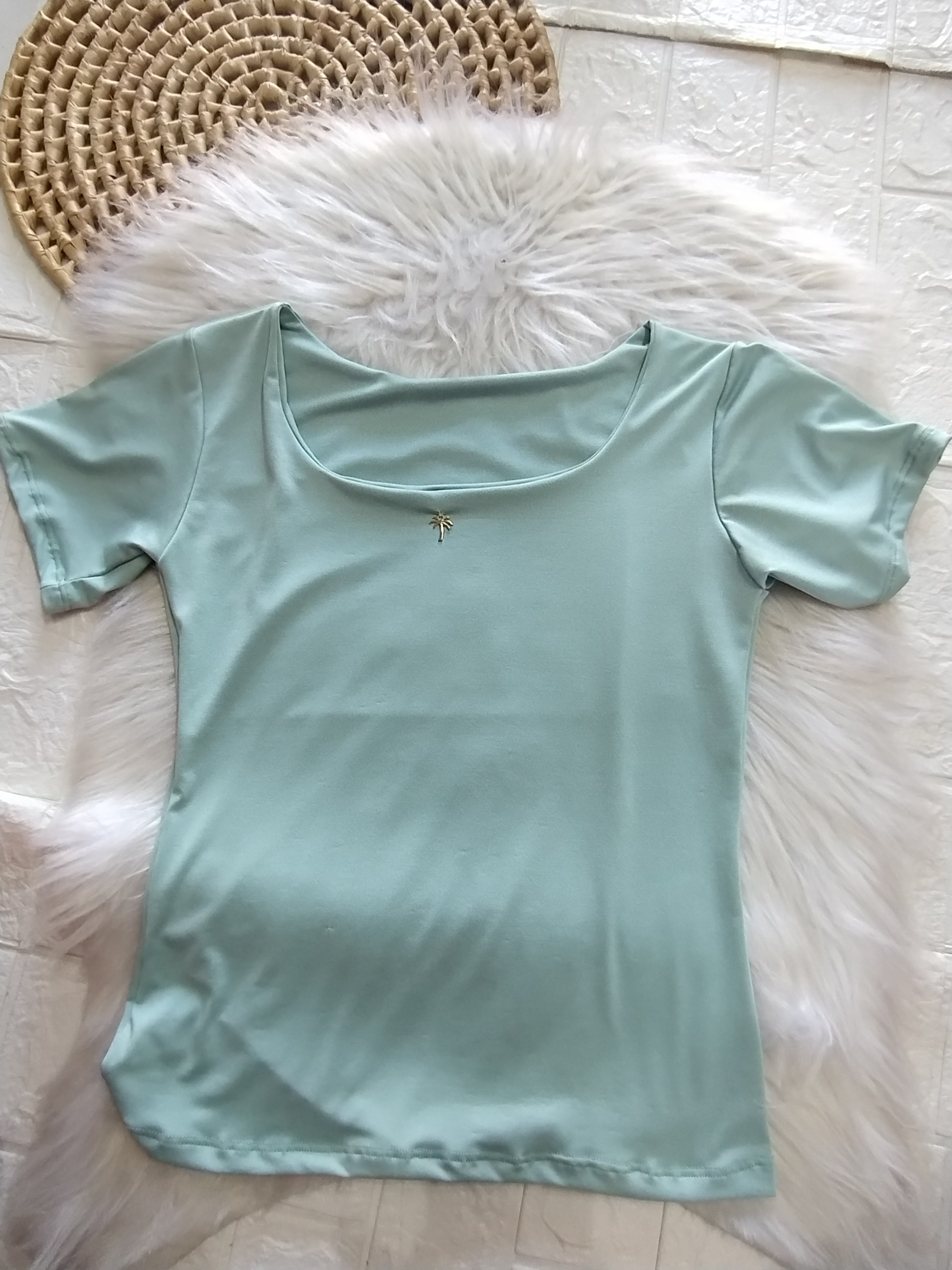 Blusa Feminina Manga Curta com Detalhe de Palmeira